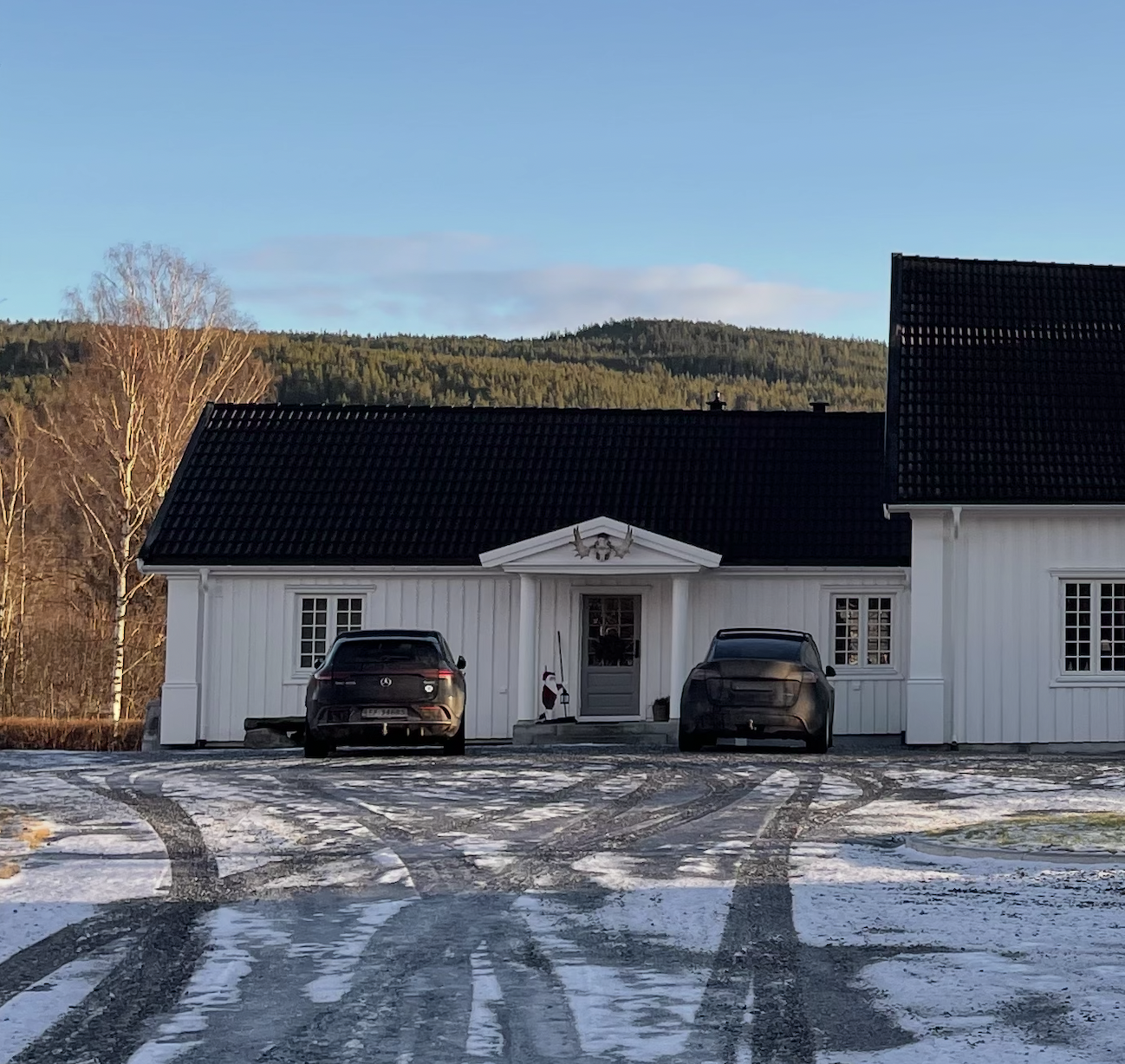 Ferdig bolig med valmtak og inngangsparti